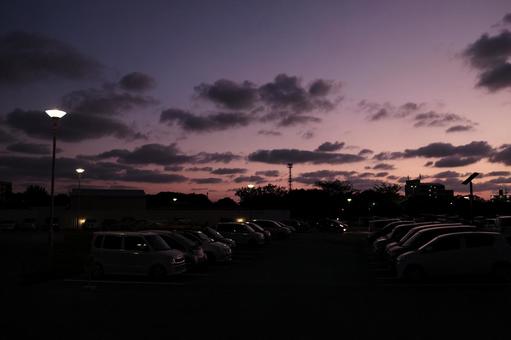夕暮れの駐車場 夕暮れの駐車場の写真