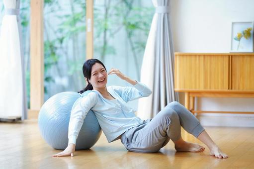 バランスボールから落ち笑う女性 女性,バランスボール,落ちるの写真素材