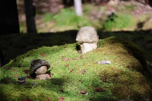 落ち葉と緑の苔の上の2体のお地蔵様 落ち葉,緑,苔の写真素材