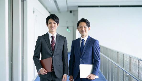笑顔のビジネスマン二人 笑顔のビジネスマン二人の写真