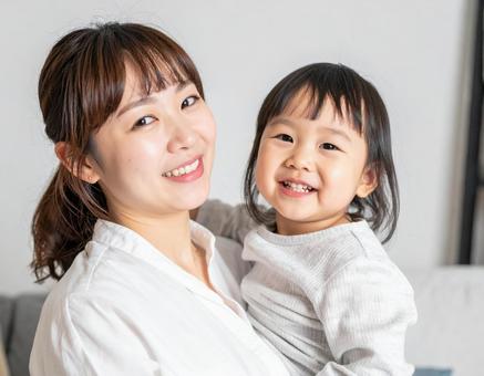子どもと母親 子どもと母親の写真
