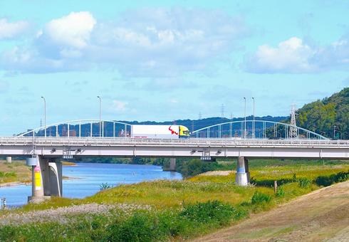 橋のある風景② 橋,トラック,川の写真素材