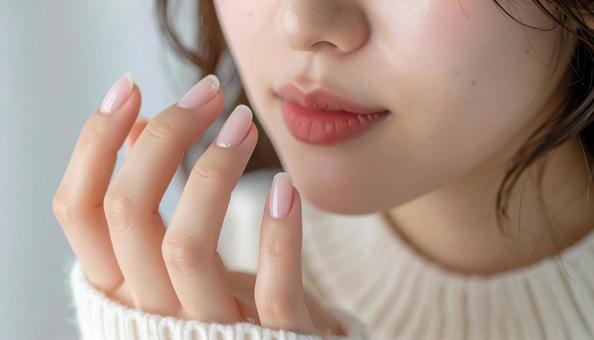 ネイルしている女性 ネイルしている女性の写真