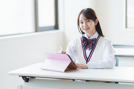 タブレットで学習する女子高校生 タブレットで学習する女子高校生 高校生,笑顔,学生の写真素材