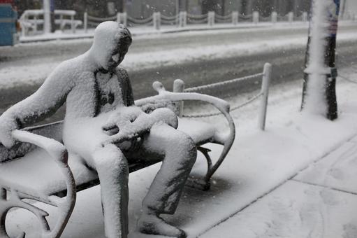 雪の積もった銅像 雪の積もった銅像の写真