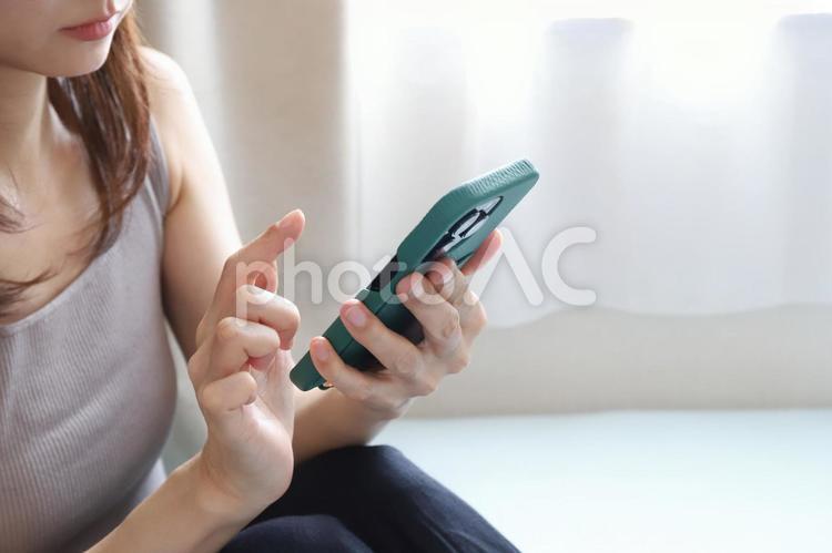 スマートフォンを使う女性 女性,スマートフォン,スマホの写真素材