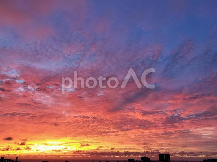 8月の夕焼け 空,sky,夕焼けの写真素材