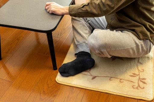 床に敷いたカーペットの上に座る男性 カーペット,座る,男性の写真素材