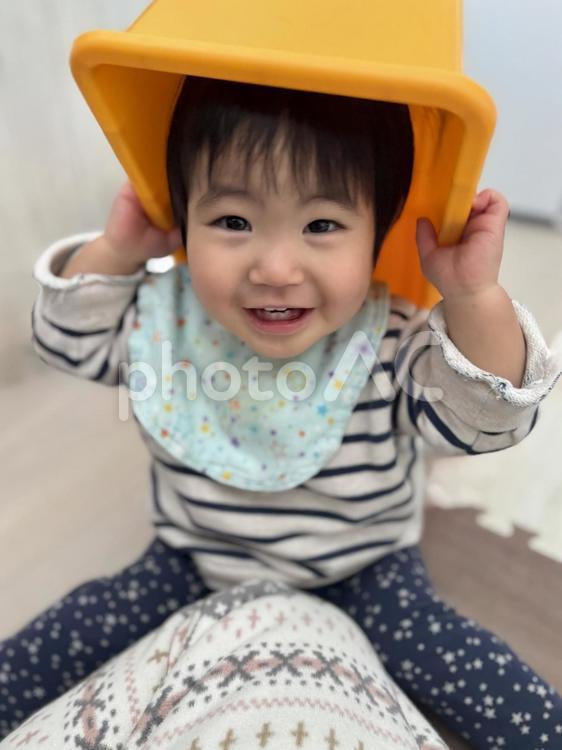 おもちゃのカゴを被って笑う子ども 子ども,笑う,かわいいの写真素材