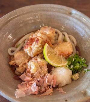 ジューシーなとり天のぶっかけうどん うどん,饂飩,ぶっかけうどんの写真素材