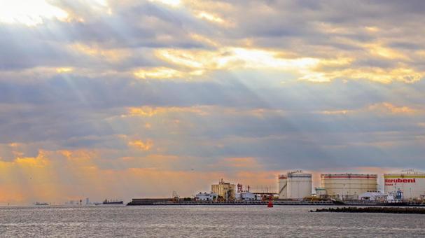 夕焼けに染まる貯蔵タンク 貯蔵タンク,コンビナート,工業地帯の写真素材