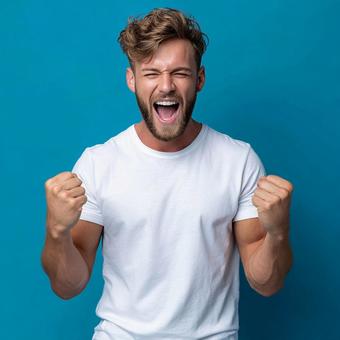 ガッツポーズで喜ぶ爽やかな男性 ガッツポーズで喜ぶ爽やかな男性の写真