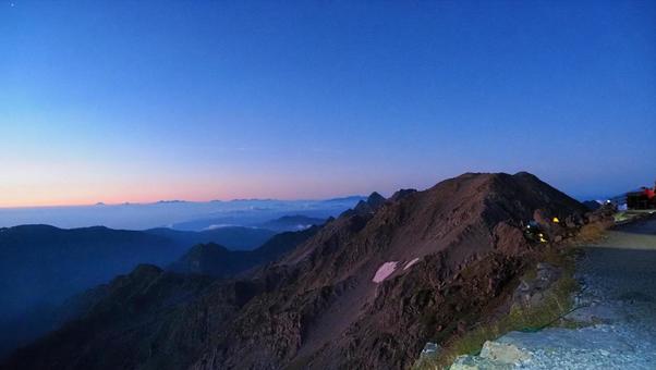 夜明け前の槍ヶ岳山荘からの景色 夜明け前の槍ヶ岳山荘からの景色の写真