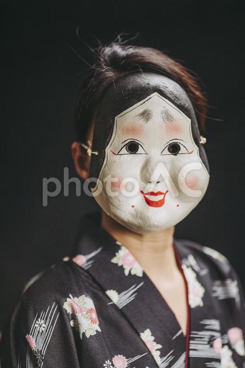 おかめのお面をつけた着物女性 おかめ,お面,着物の写真素材
