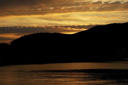 夕方の海と山 夕方の海と山の写真