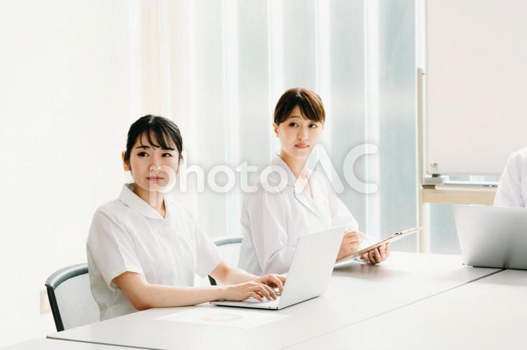 会議する白衣姿の女性（真剣） カンファレンス,医療,医者の写真素材