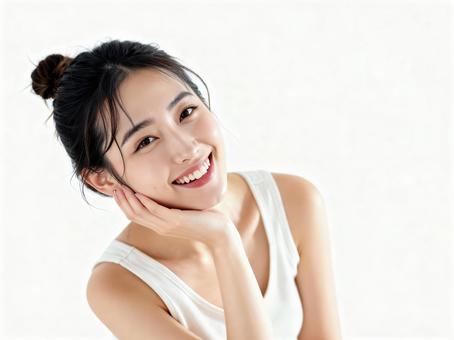 顎に手を添えて微笑む爽やかな女性 顎に手を添えて微笑む爽やかな女性の写真