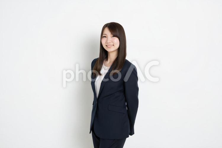 両手を後ろに組み笑っているビジネスウーマン ビジネス,女性,スーツの写真素材