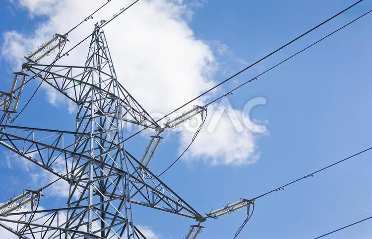 澄んだ青空に映える送電塔と送電線 送電塔,青空,電線の写真素材