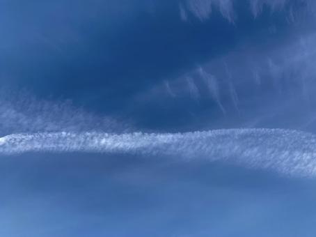 青空と帯状の雲 青空と帯状の雲の写真