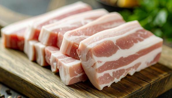 カッティングボードの上の豚バラ肉 カッティングボードの上の豚バラ肉の写真