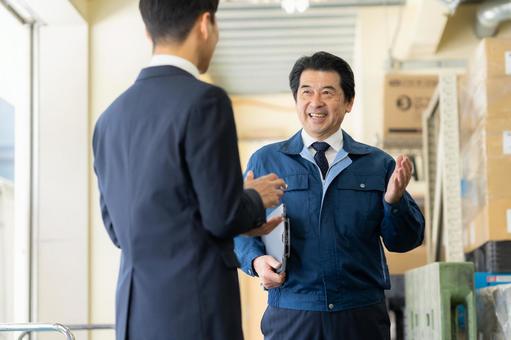 倉庫で商談をする経営者とビジネスマン 倉庫で商談をする経営者とビジネスマン 倉庫,会議,工場の写真素材