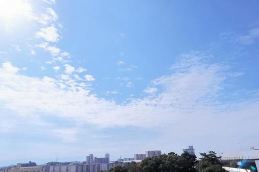 秋の空と雲と街並みの景色 空,秋,青空の写真素材