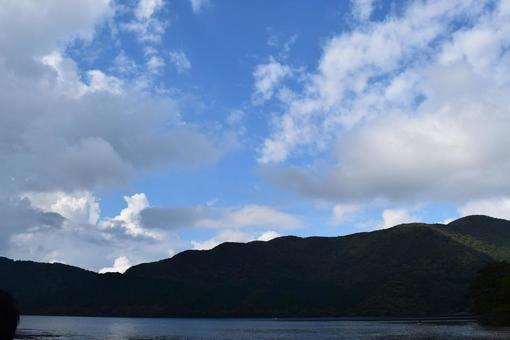 青空と雲と山 青空と雲と山の写真