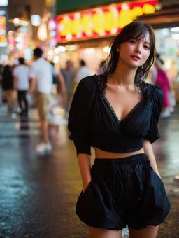 旅行先の夜を楽しむ黒いワンピースの女性 旅行先の夜を楽しむ黒いワンピースの女性の写真