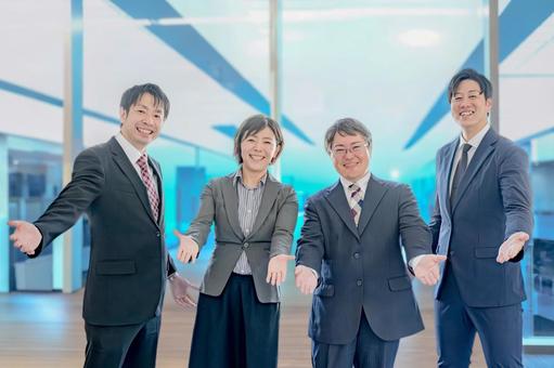 両手を広げるビジネスマン達 両手を広げるビジネスマン達 ウェルカム,就職,歓迎会の写真素材