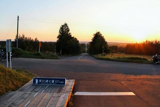 天に続く道 天に続く道 天に続く道,直線道路,夕暮れの写真素材