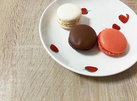お皿にのった3個のマカロン マカロン,スイーツ,お菓子の写真素材