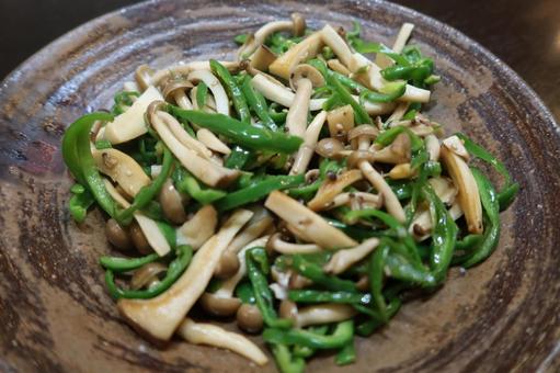 ピーマンとキノコの炒め物（アップ） ピーマン,キノコ,シメジの写真素材