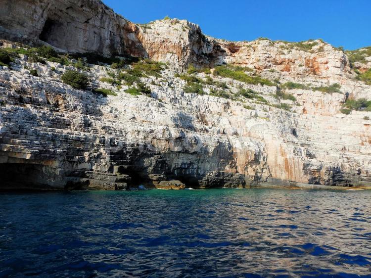 美しいアドリア海とダルマチア諸島の岩肌 アドリア海,波,クロアチアの写真素材