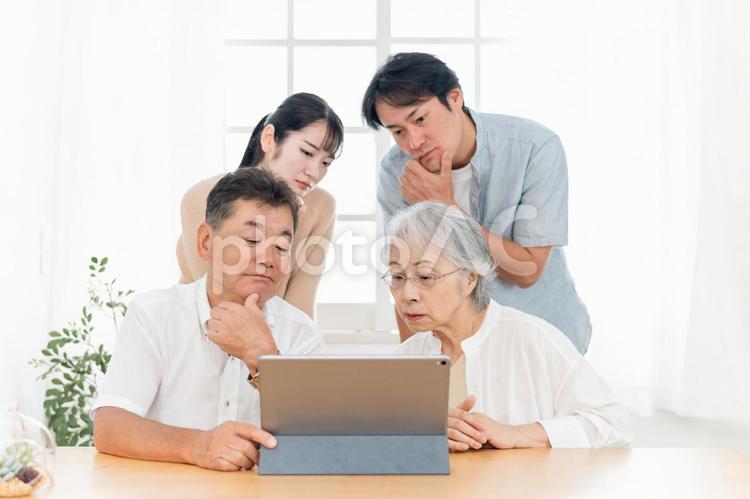 タブレットPCを見る家族（困る） タブレット,家族,インターネットの写真素材