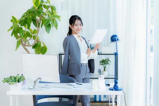 書類を持つビジネスウーマン ビジネスウーマン,笑顔,若い女性の写真素材