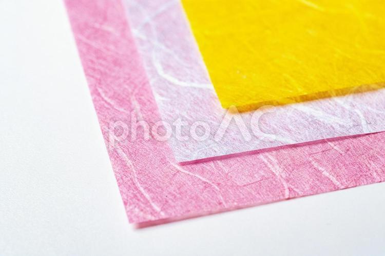 淡いピンクと黄色の和紙の背景素材 和紙,ピンク,黄色の写真素材