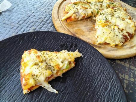 窯焼きピザ 八等分,ピザ,チーズの写真素材