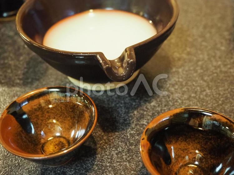 にごり酒を片口で 濁り酒,どぶろく,片口の写真素材