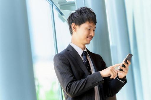 スマホを使う男性ビジネスマン スマホを使う男性ビジネスマン 男性,スマホ,スマートフォンの写真素材