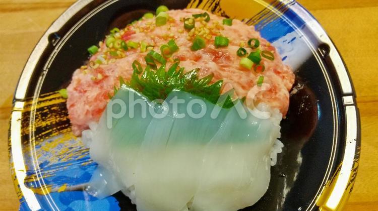 イカネギトロ丼　テイクアウト イカ,ネギトロ,寿司の写真素材