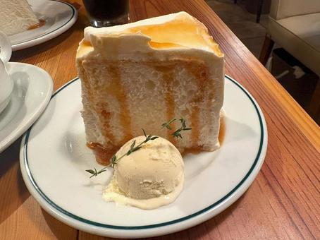 おやつのフワフワケーキ ケーキ,スウィーツ,おやつの写真素材