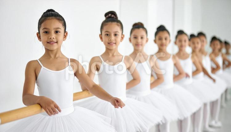 並んでつま先立ちするバレリーナの卵の子供 バレエ,レッスン,子供の写真素材