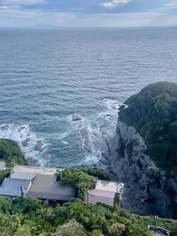 江ノ島の断崖絶壁と打ち寄せる波 江ノ島の断崖絶壁と打ち寄せる波 江ノ島,海,断崖絶壁の写真素材