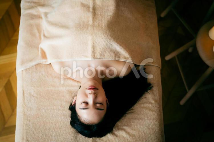エステ施術のイメージ エステサロン,仰向け,施術の写真素材