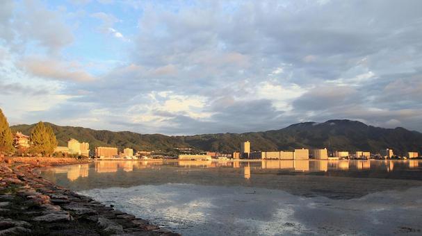 早朝の陽ざしを浴びる湖畔の観光ホテル群 琵琶湖,初秋,早朝の写真素材
