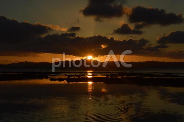 沈む夕日と海 海,夕日,夕焼けの写真素材