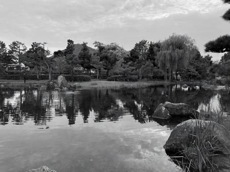 秋の夕方　福井県紫式部公園　モノクロ 紫式部公園,モノクロ,福井県の写真素材