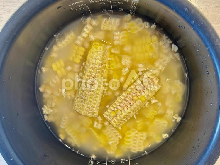炊飯器で炊くトウモロコシご飯 トウモロコシ,コーン,芯の写真素材