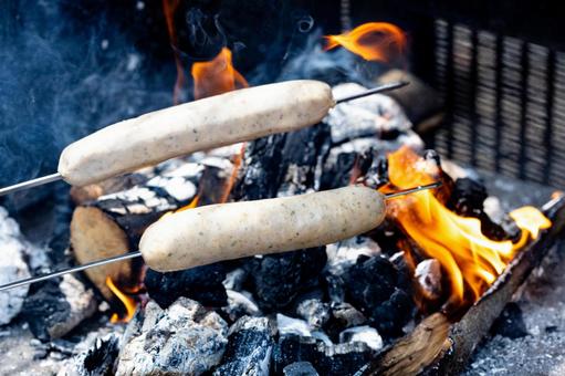 炭火と串焼きのソーセージ ソーセージ,アップ,串の写真素材
